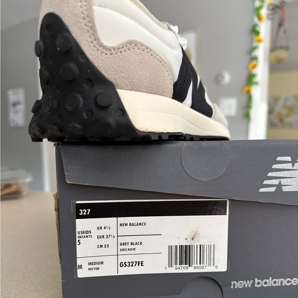 New Balance sneakers - Picture 2 of 2